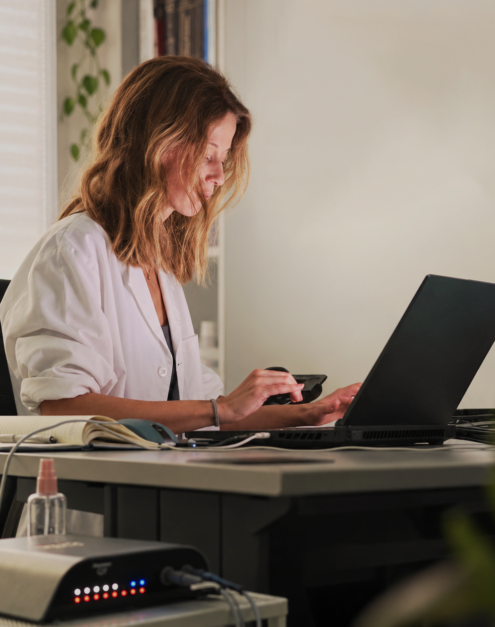 Vera Pinto Coelho a trabalhar com equipamento de Biofeedback